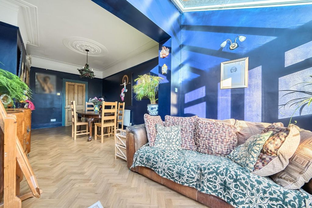 Property photo 3 of 17 1384832-13-69300c11E91B9.Jpg