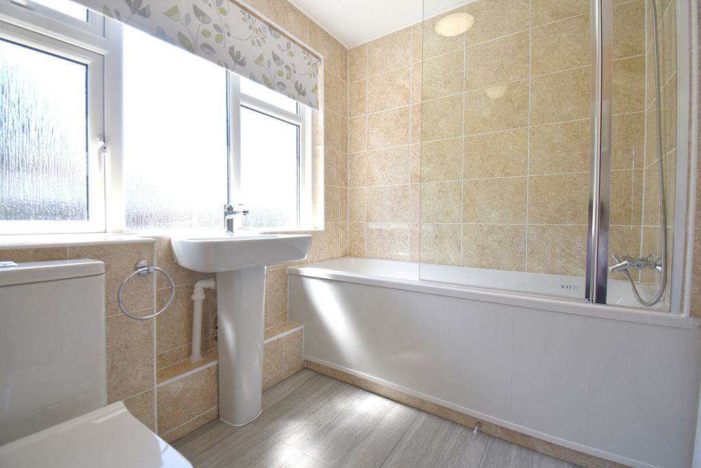 Property photo 3 of 11 Bathroom