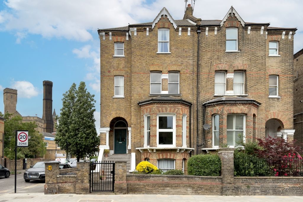 Property photo 1 of 14 Lordship Park