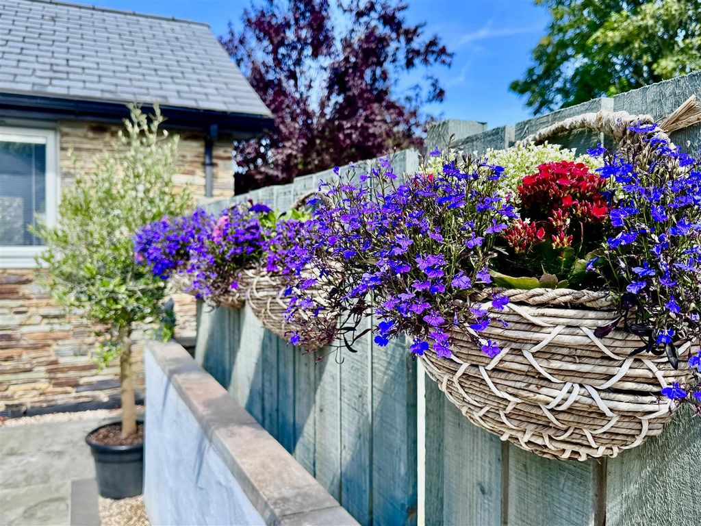 Property photo 2 of 27 Hanging Baskets