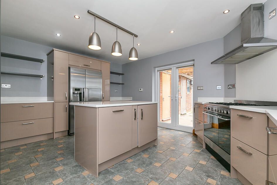 Property photo 3 of 9 Kitchen