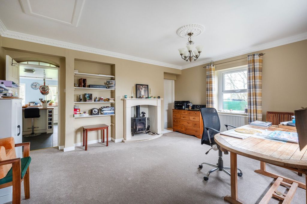 Property photo 2 of 28