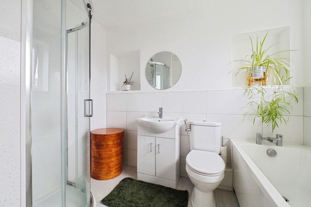 Property photo 3 of 17 Bathroom