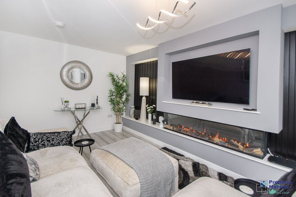 Property photo 3 of 22 Lounge