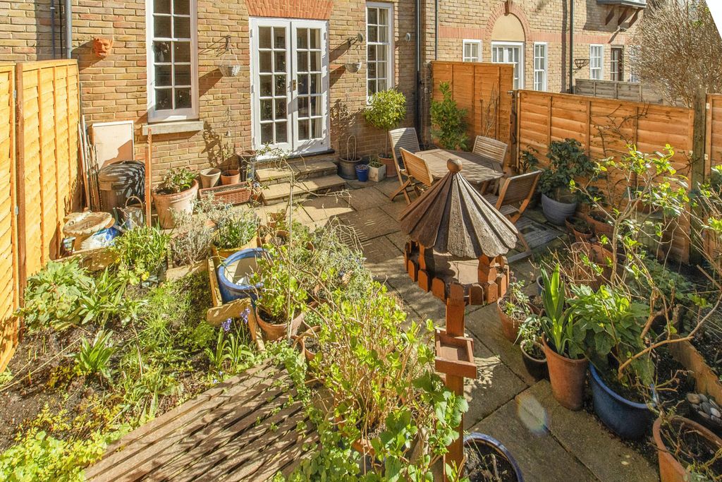 Property photo 3 of 21 Courtyard Garden