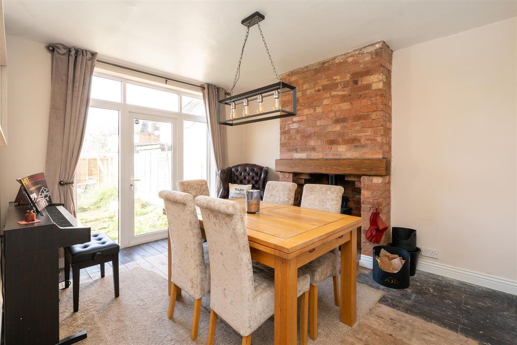 Property photo 3 of 13 6A Newlands Road_9.Jpg