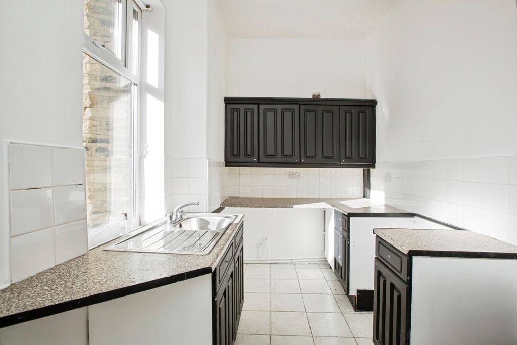 Property photo 3 of 18 Kitchen