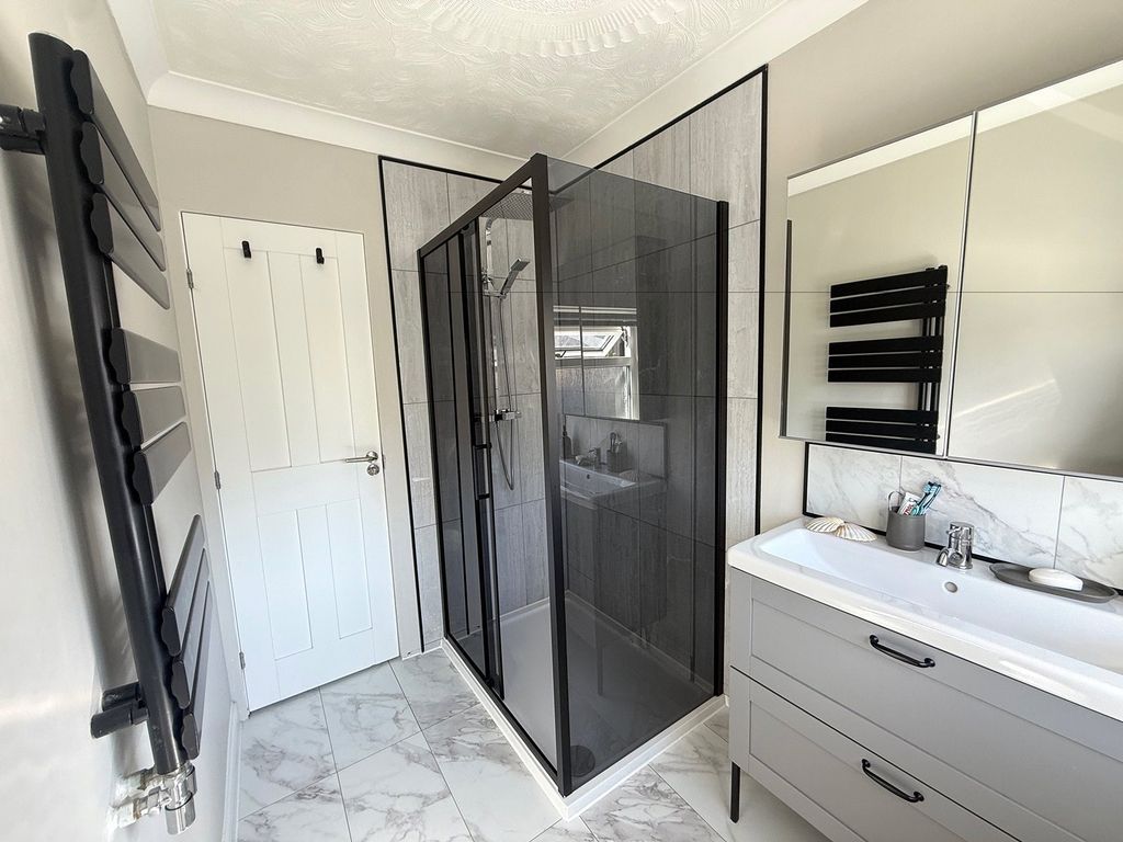 Property photo 2 of 22 Bathroom