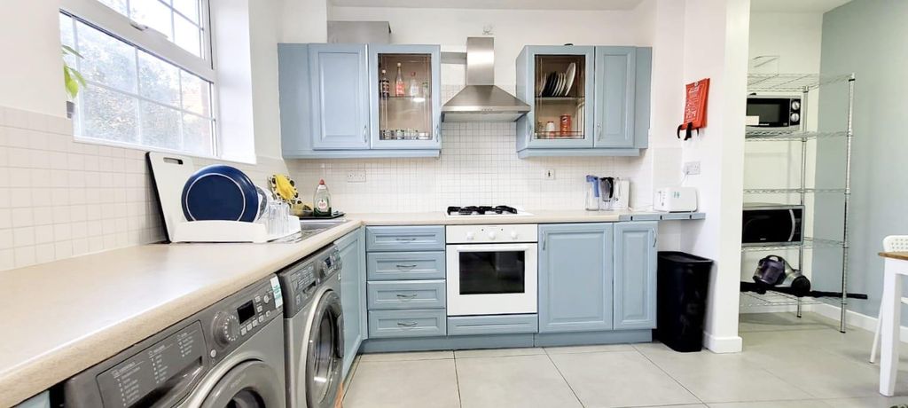 Property photo 3 of 7 Kitchen