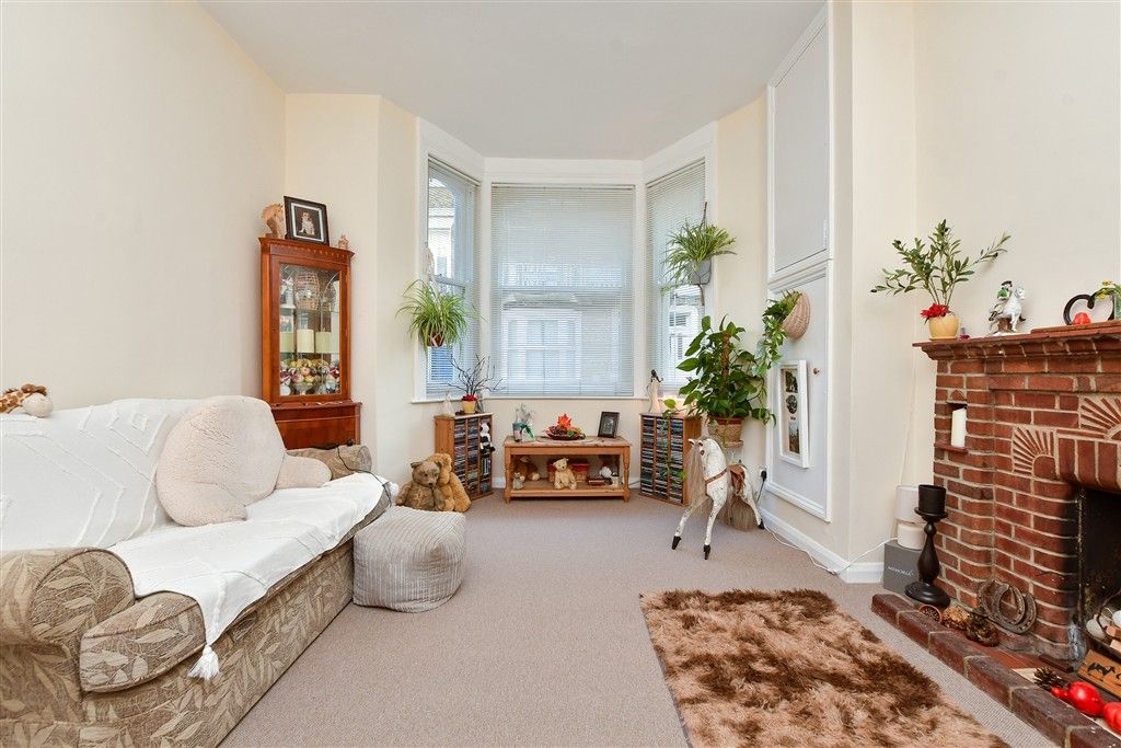 Property photo 3 of 8 Lounge