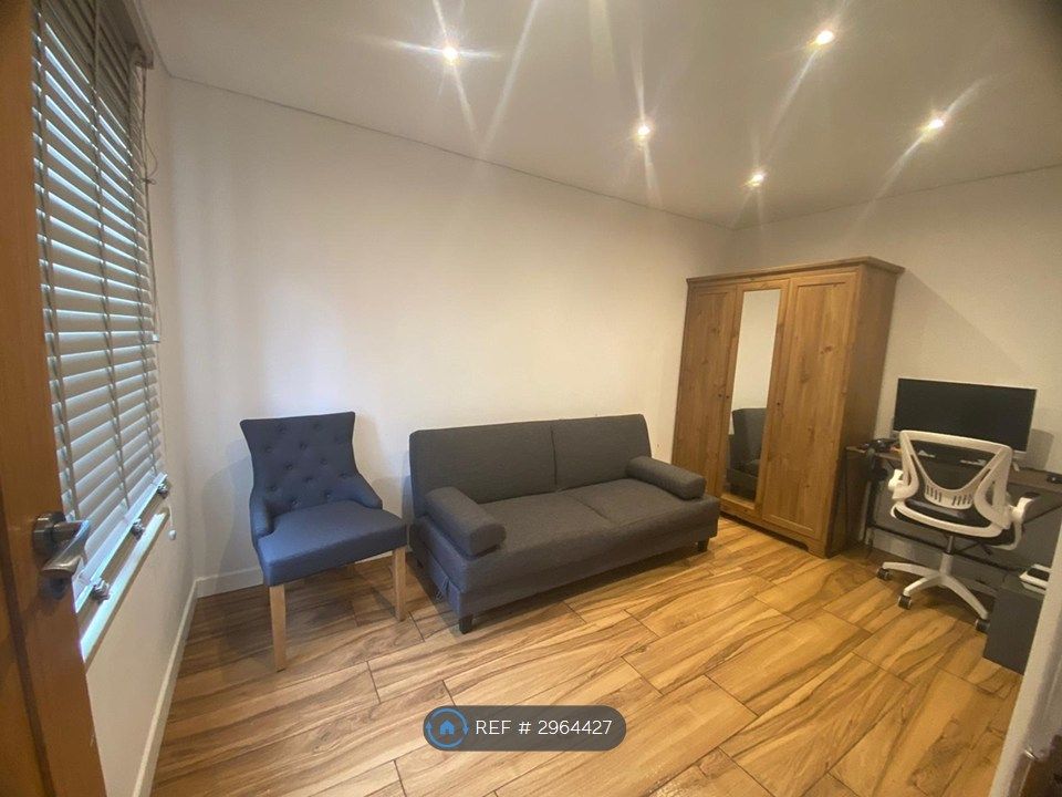 Property photo 1 of 18 Room 1