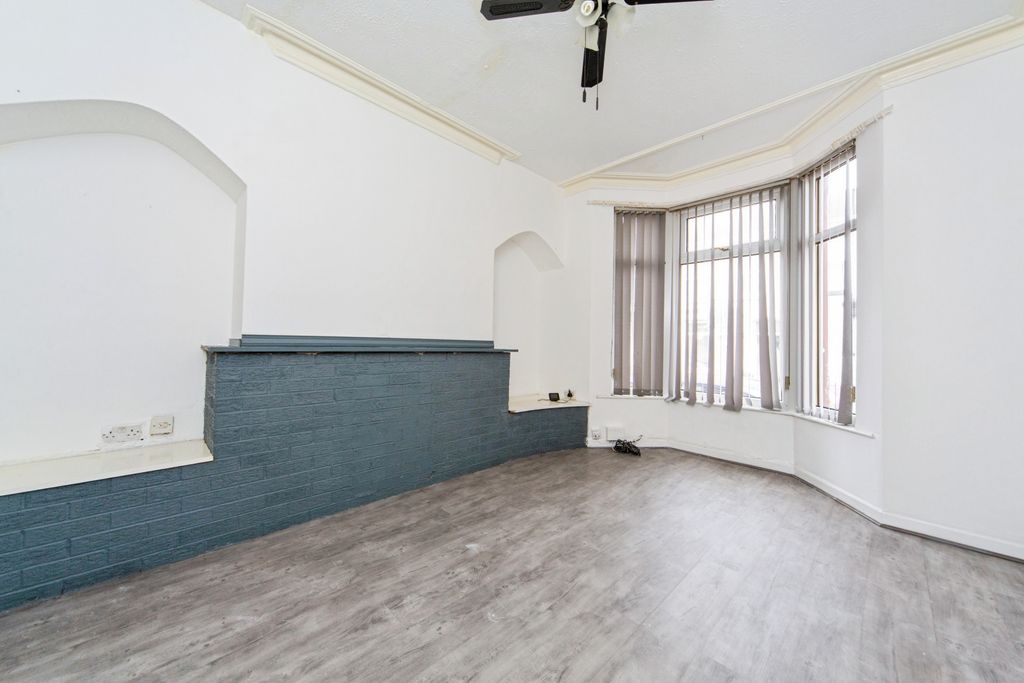 Property photo 2 of 15 Lounge