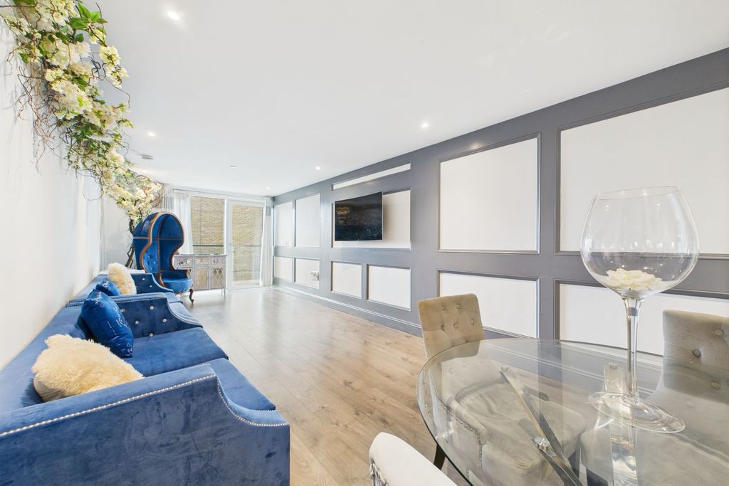 Property photo 1 of 18 Modern 2-Bedroom Flat In Prestigious Battersea Reach