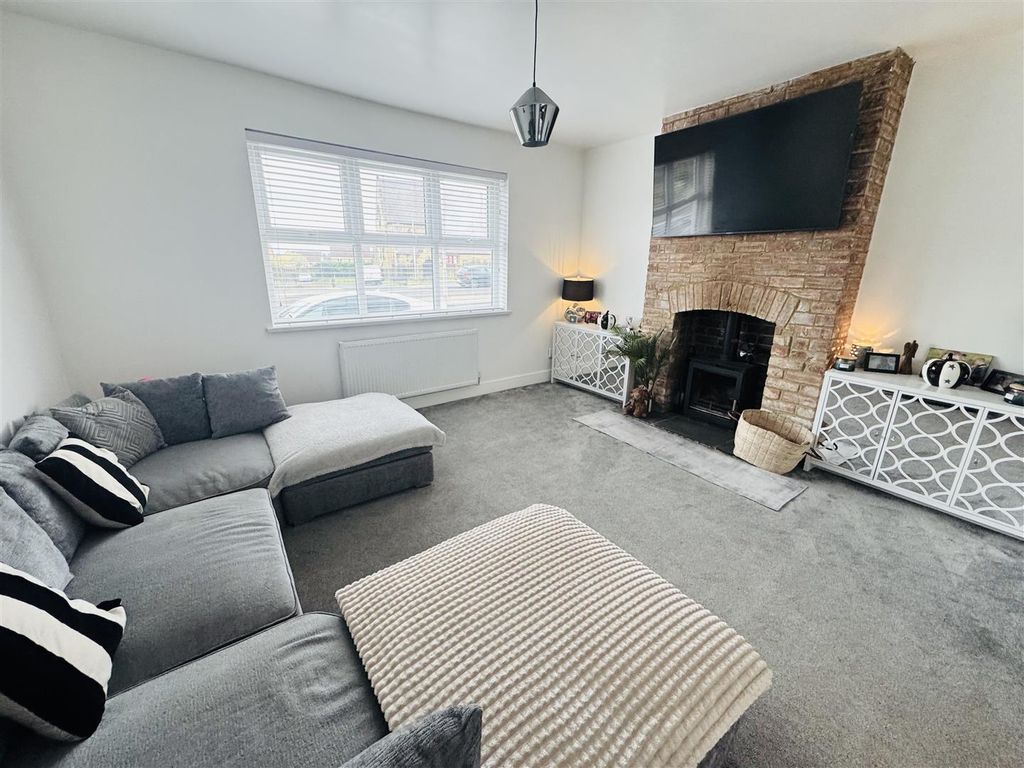 Property photo 2 of 18 Lounge