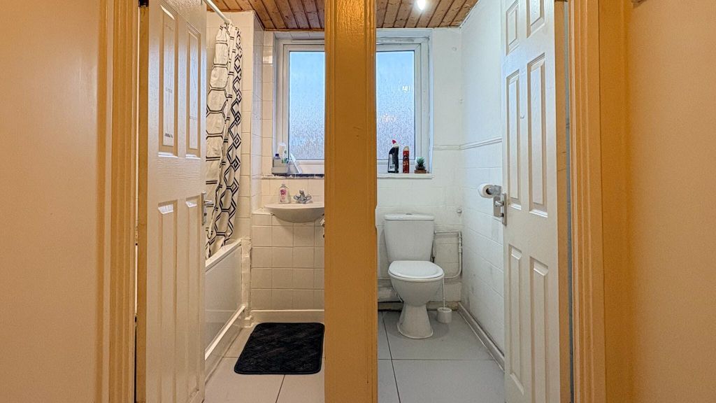 Property photo 3 of 11 Bathroom