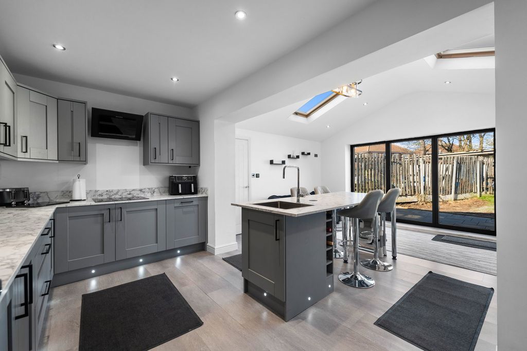 Property photo 2 of 28