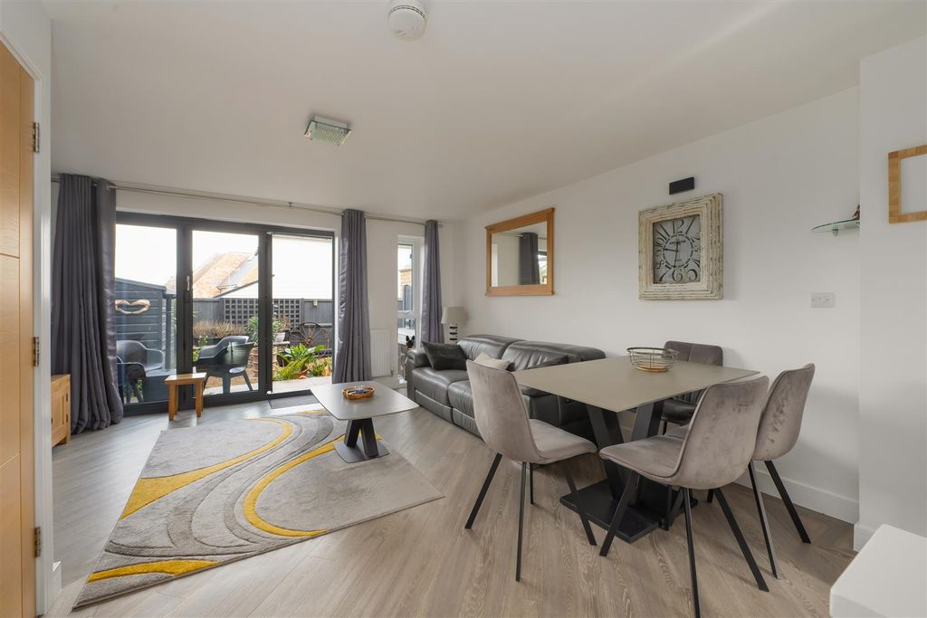 Property photo 2 of 18 Vulcan Close, Whitstable