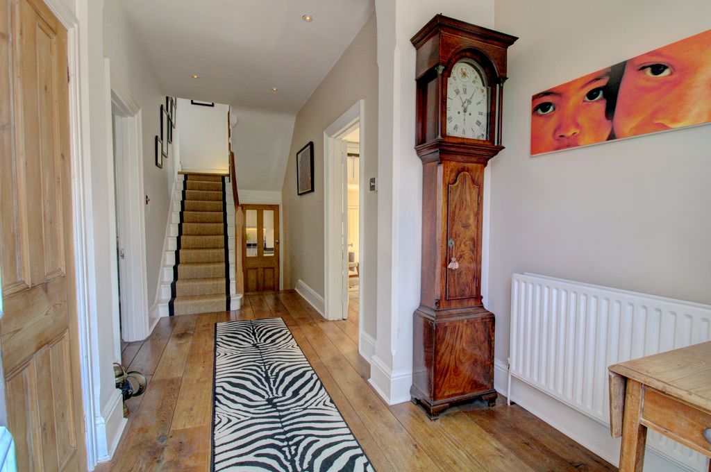 Property photo 3 of 20 Entrance Hall