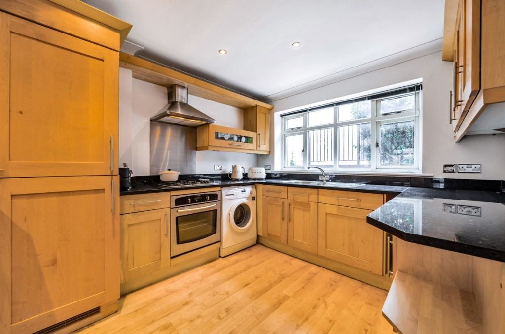 Property photo 3 of 9 993182 (12)