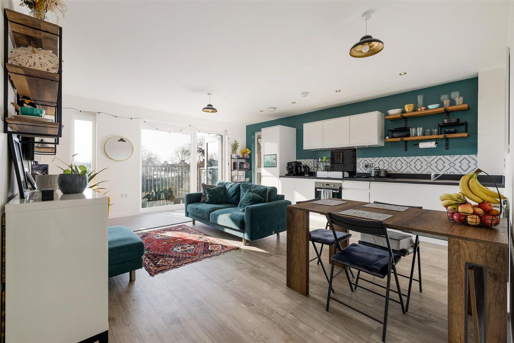 Property photo 2 of 25 Merriam Close, E4