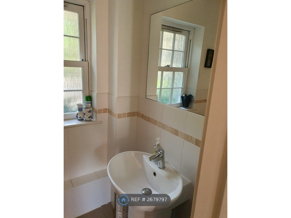 Property photo 3 of 12 Toilet