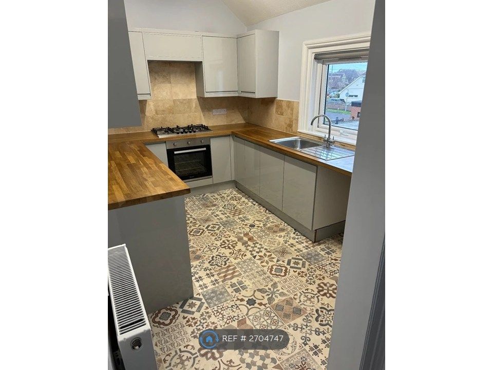 Property photo 3 of 11 80 High St Kitchen