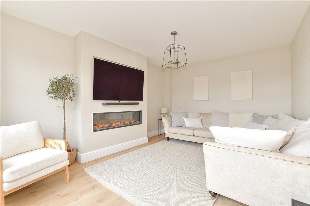 Property photo 2 of 11 Lounge