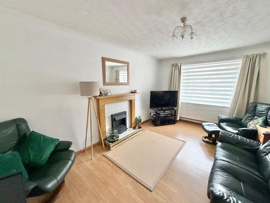 Property photo 2 of 11 Lounge