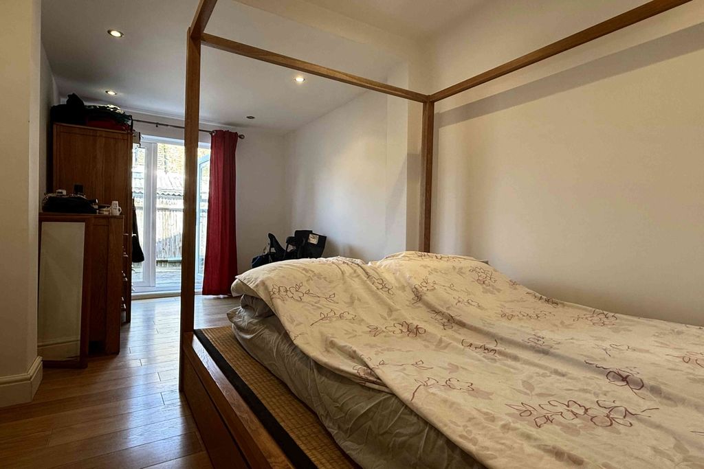 Property photo 3 of 6 Bedroom