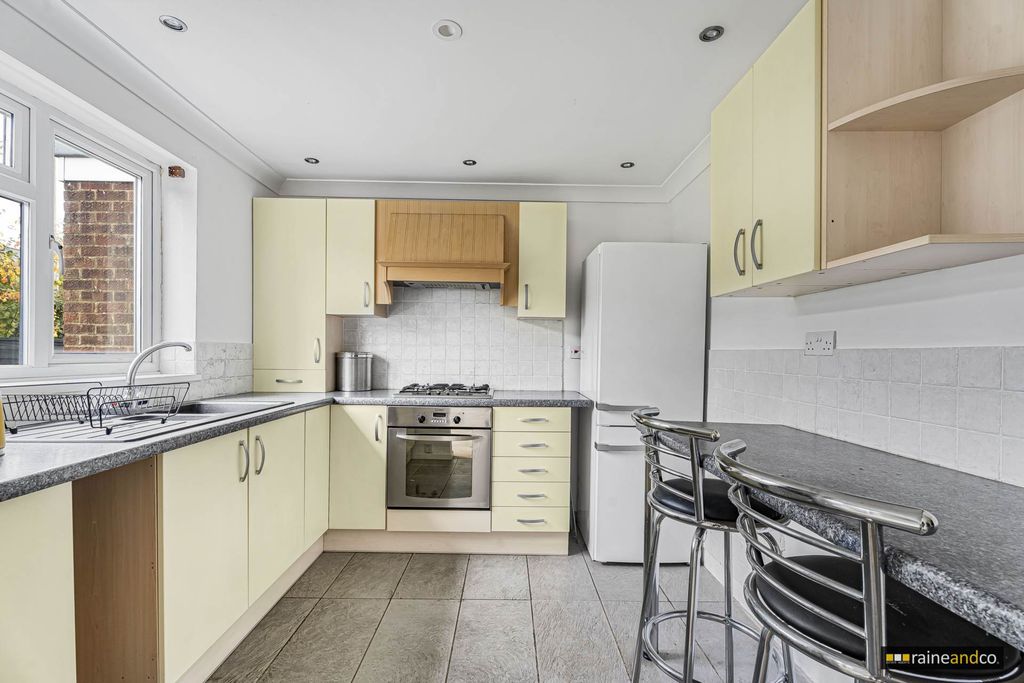 Property photo 2 of 25