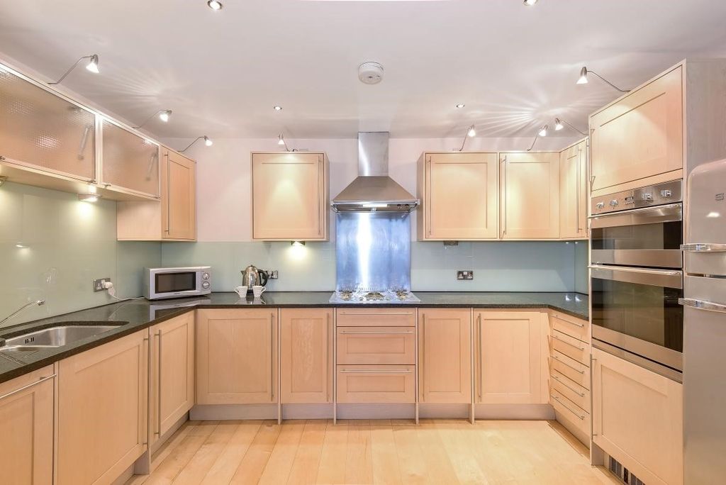 Property photo 2 of 12 Kitchen