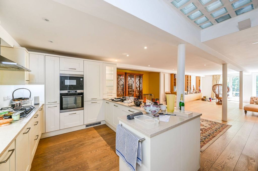 Property photo 2 of 23