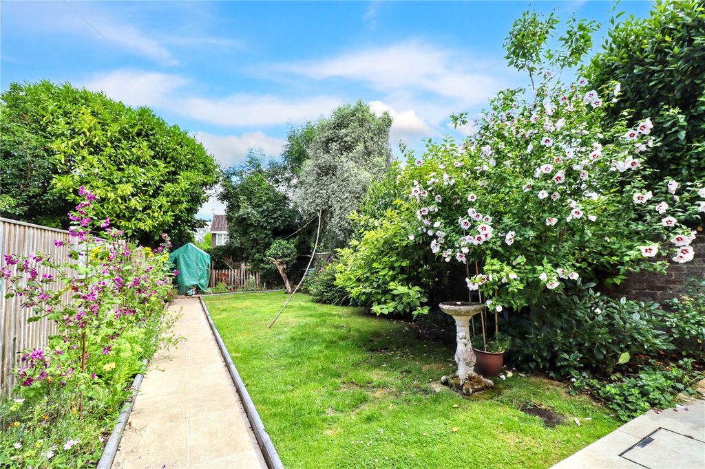 Property photo 2 of 12 Garden