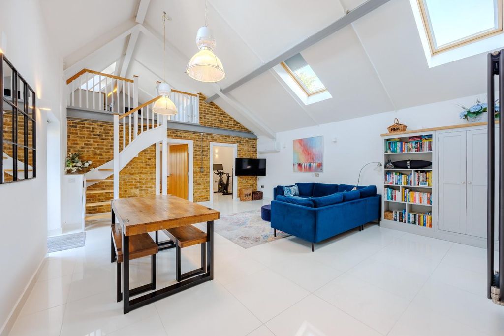 Property photo 2 of 25 Lounge