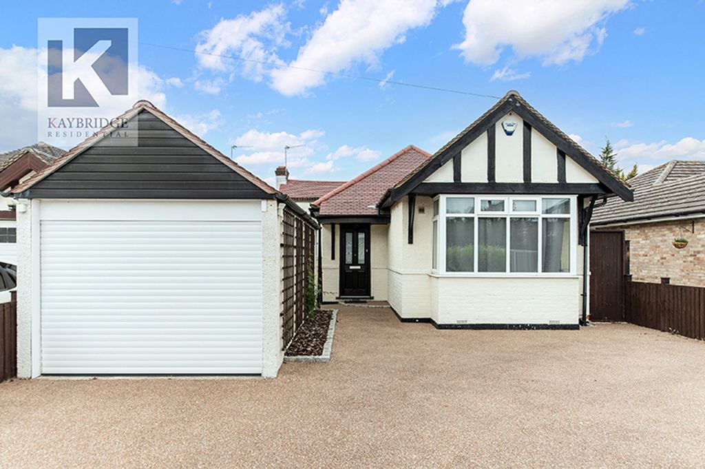 Property photo 1 of 13 Tealing Drive, Epsom