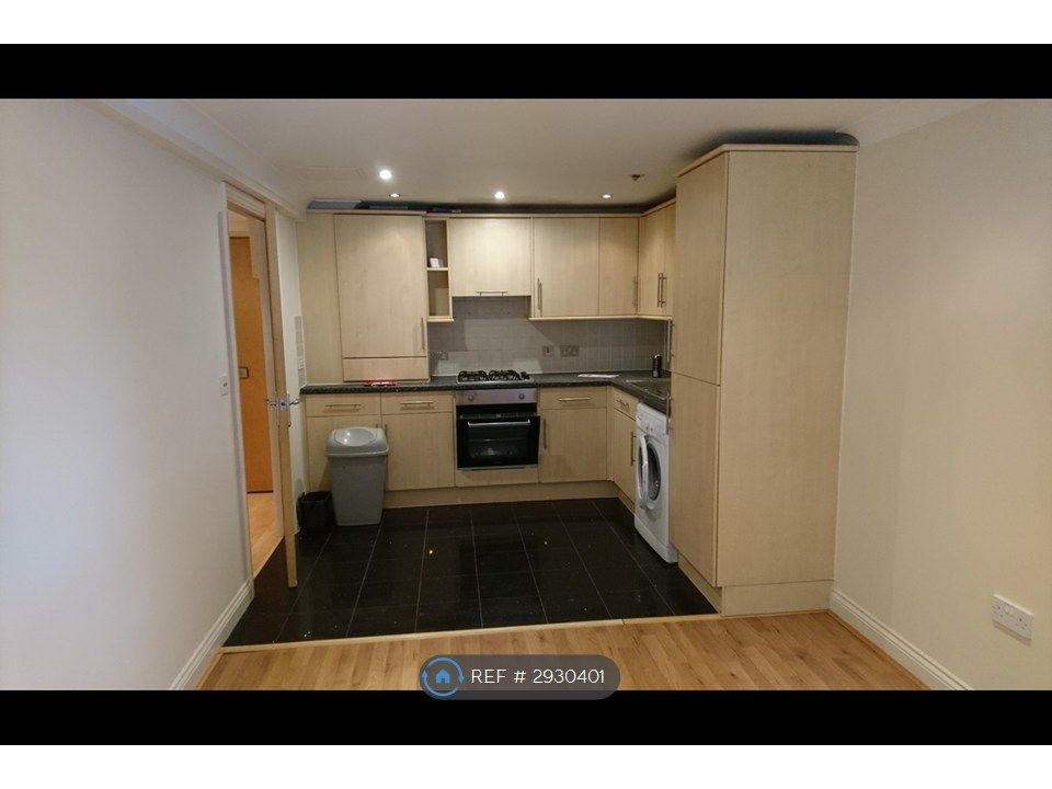 Property photo 2 of 12 Kitchenette