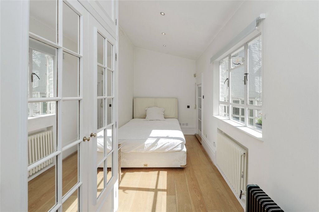 Property photo 3 of 10 Bedroom