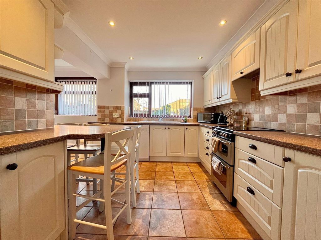Property photo 3 of 24 Kitchen/Breakfast Room