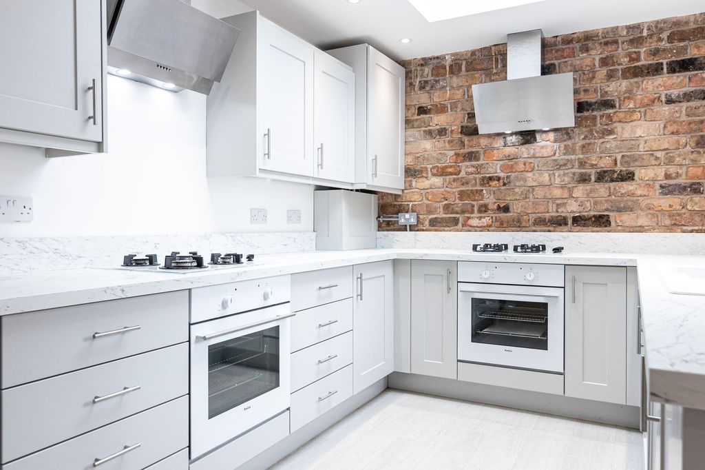 Property photo 3 of 25 Bright, Modern Fitted Kitchen With White Marble-Ef...
