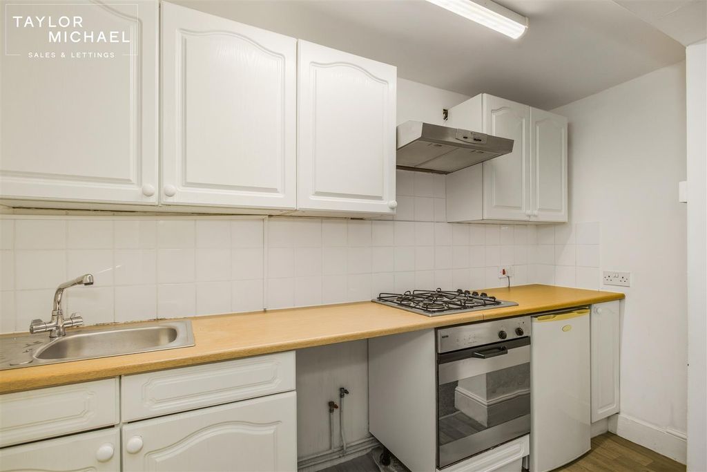 Property photo 2 of 11 Kitchen