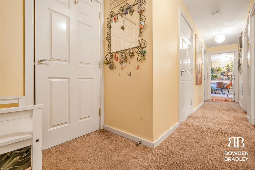 Property photo 3 of 11 Hallway