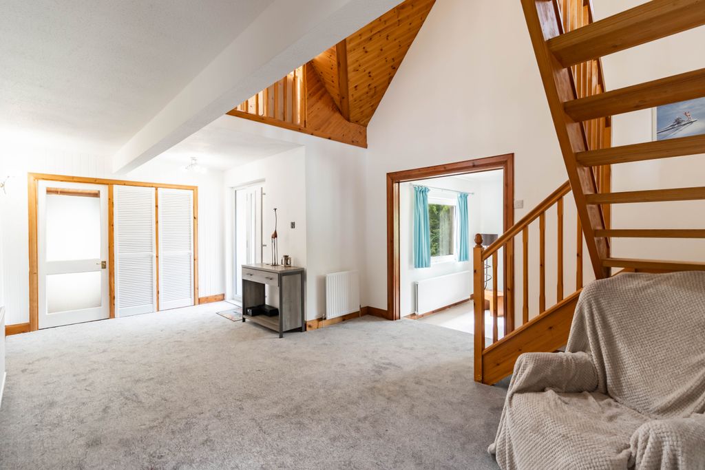 Property photo 2 of 39 Entrance Hall