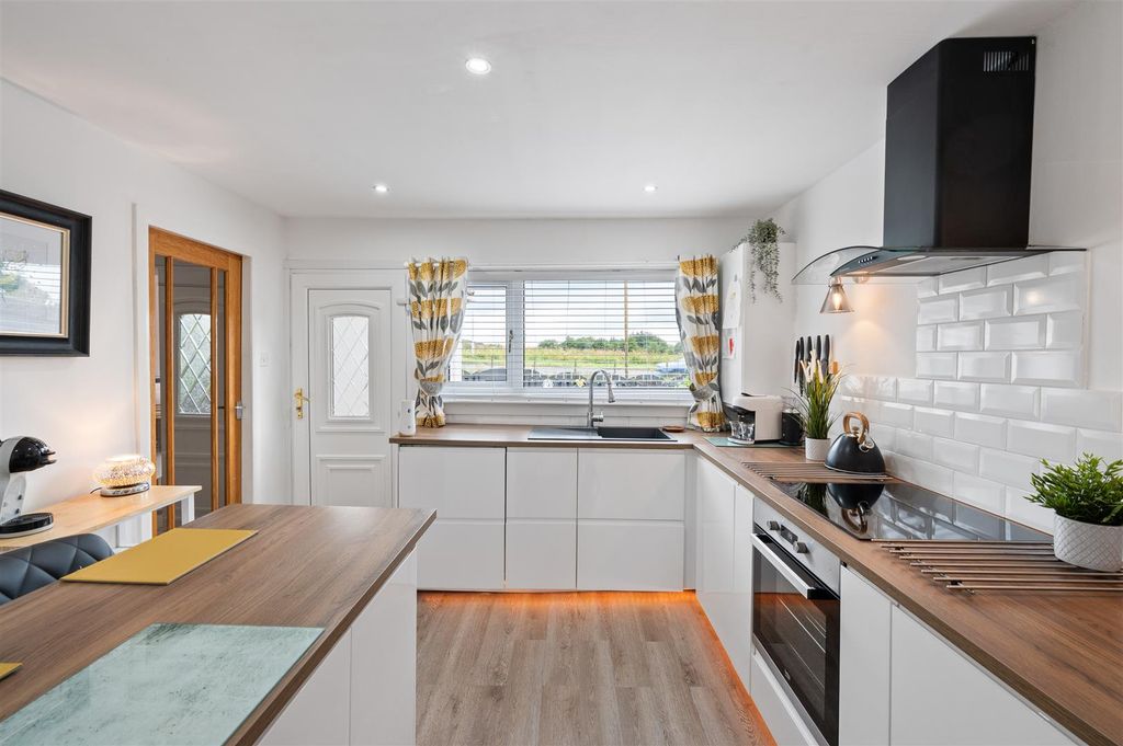 Property photo 3 of 47 18 Turnhigh Road 14.Jpg