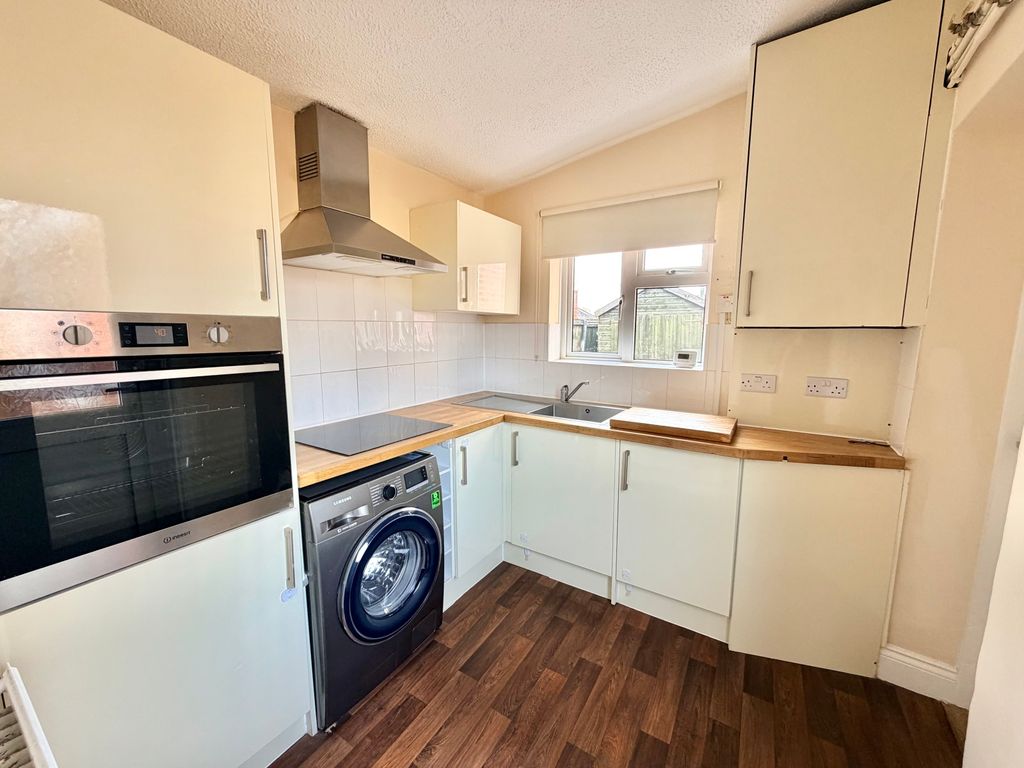 Property photo 2 of 10 Kitchen