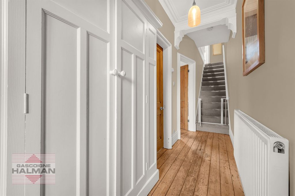 Property photo 2 of 21 Entrance Hallway