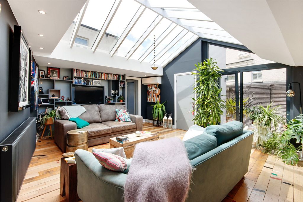 Property photo 1 of 14 22C Albion Road