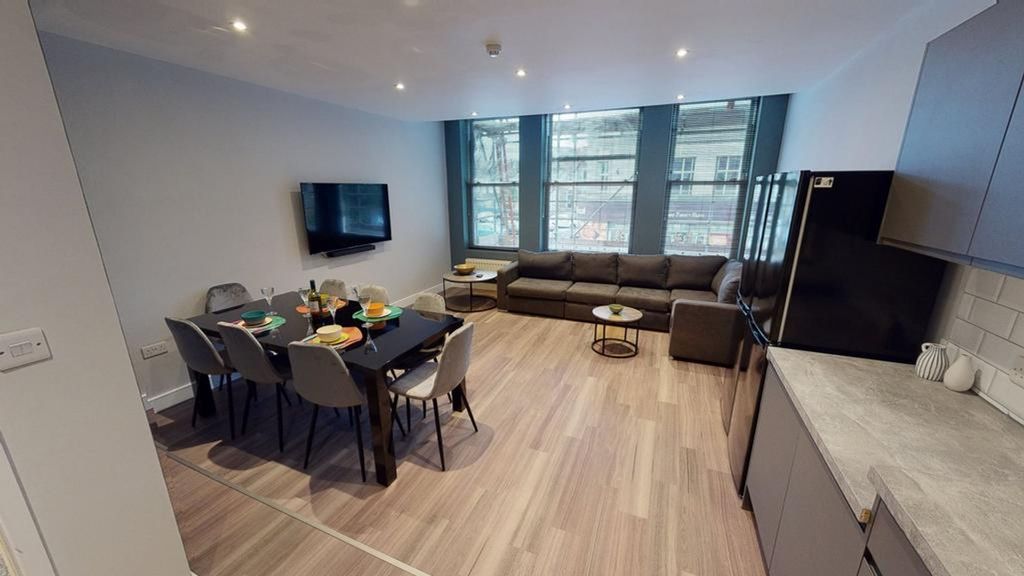 Property photo 1 of 20 A Spacious And Stylish Modern Living Room With Amp...
