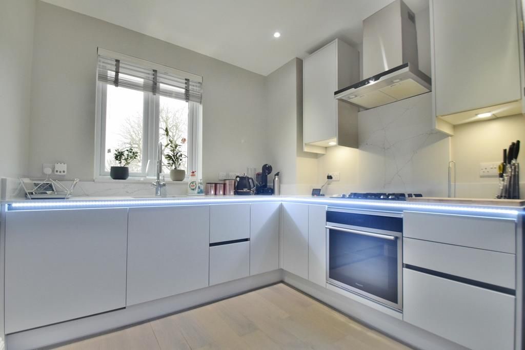 Property photo 3 of 10 Kitchen