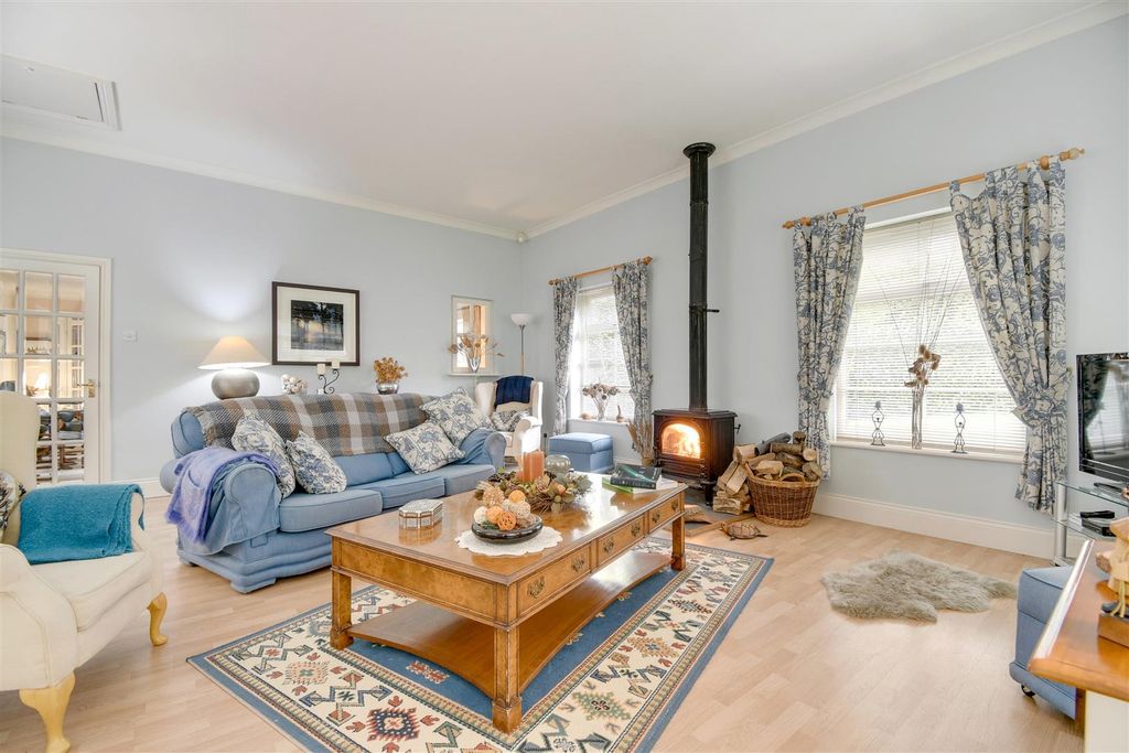 Property photo 2 of 40 Family Living Room