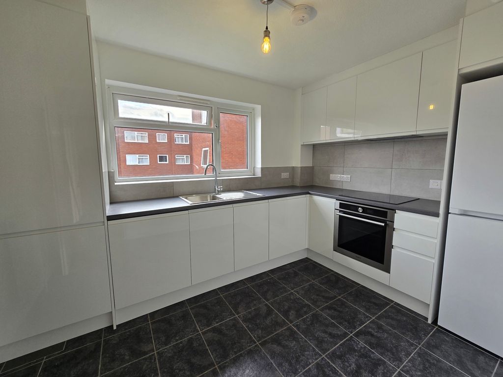 Property photo 3 of 10 Kitchen